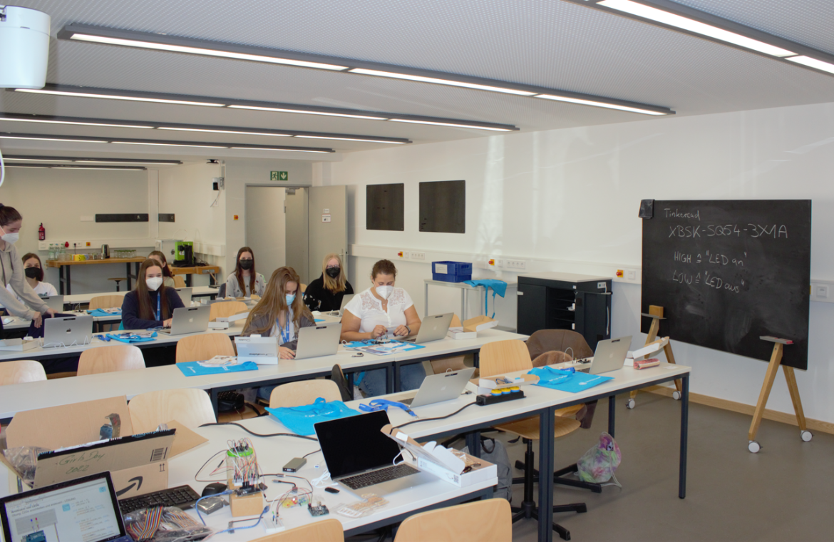 Schülerinnen coden mit Arduino im MINT Teacher Lab am Girls Day 2022