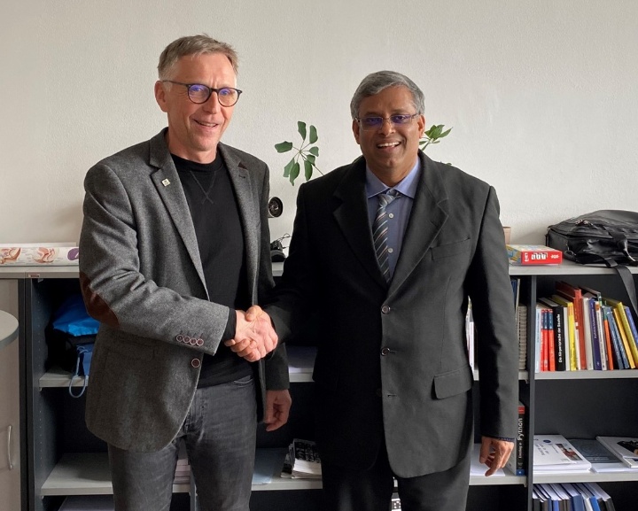 Prof. Dr. Varghese Panthalookaran von der Rajagiri School of Engineering & Technology in Kochi (India) und Prof. Dr. Bernd Zinn von der Universität Stuttgart