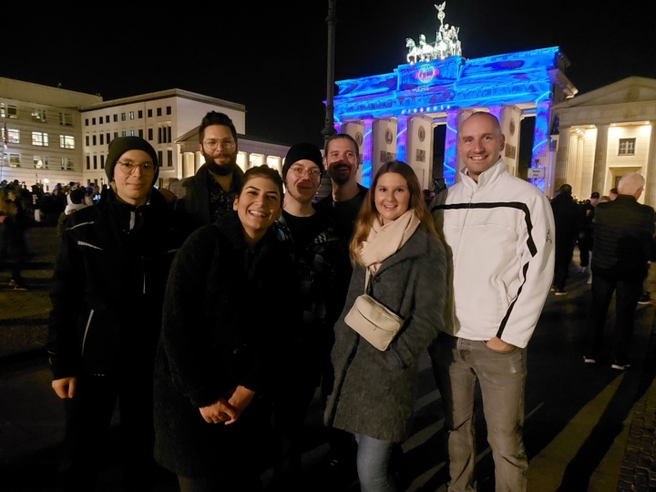 Gruppenfoto vor dem Brandenburger Tor.