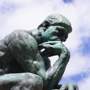 Picture of a sculpture of a thinking man