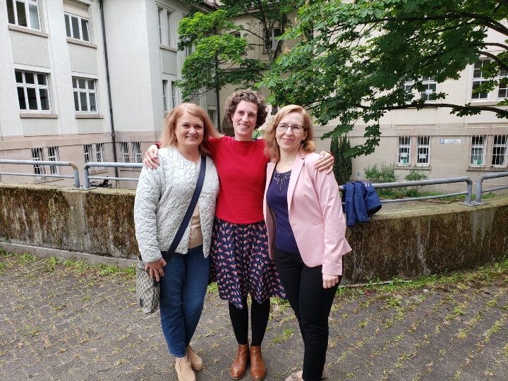 Professorin Christine Sälzer mit den Professorinnen Maryna Kabanets und Alla Skyrda von der Nationalen Technischen Universität Donetsk