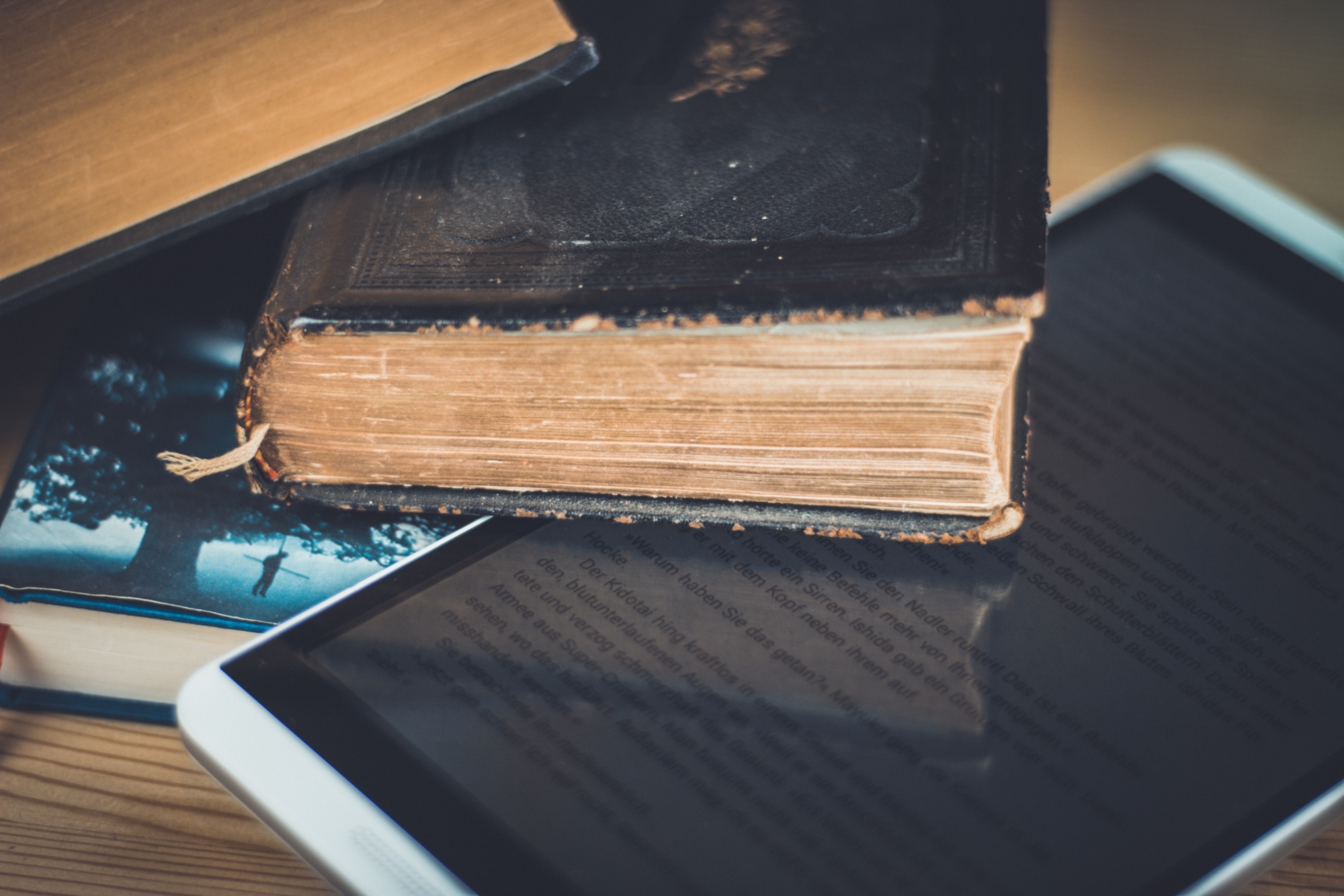 Buch liegt auf Tablet