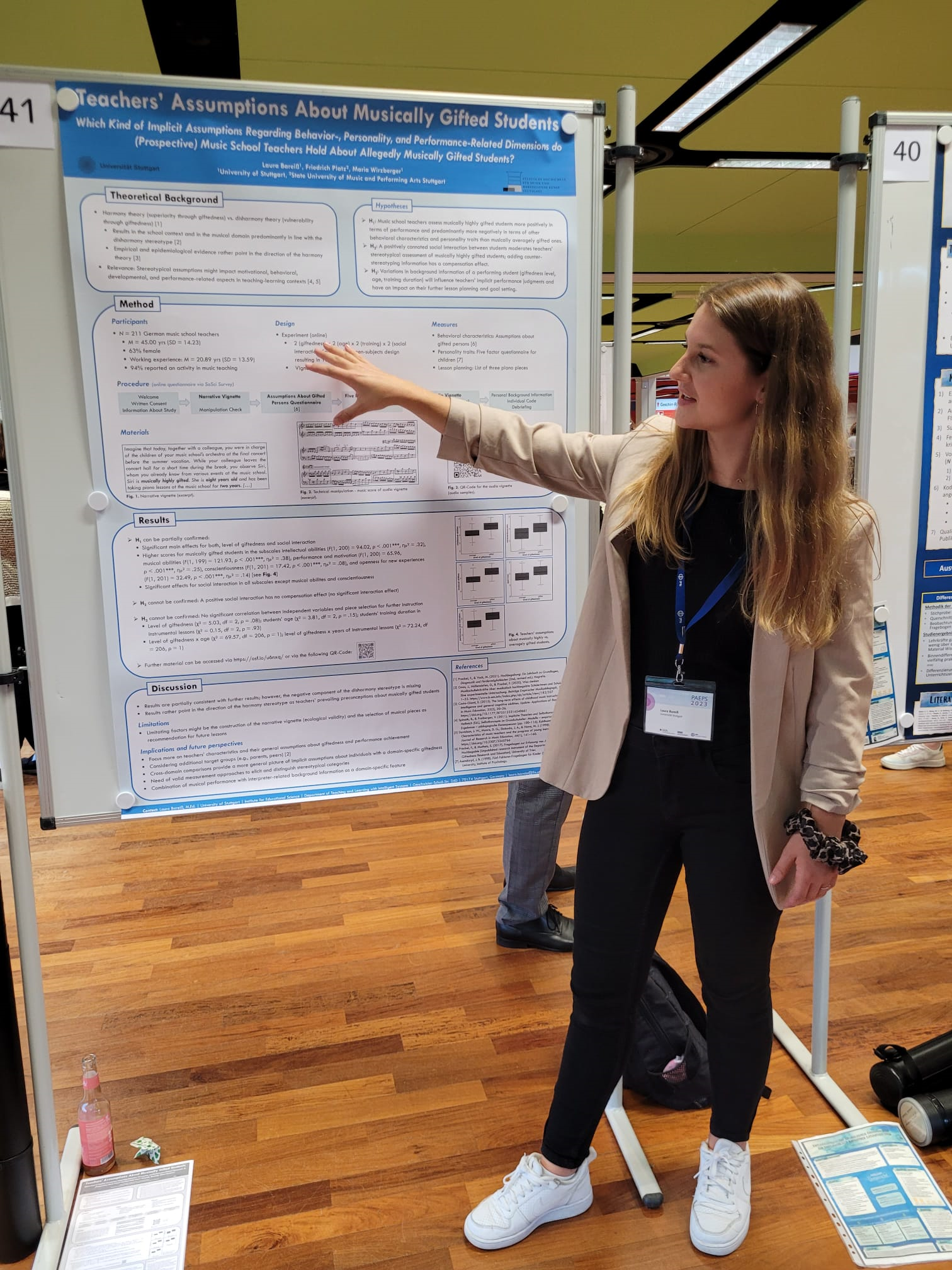 Picture of Laura Bareiß explaining her poster.